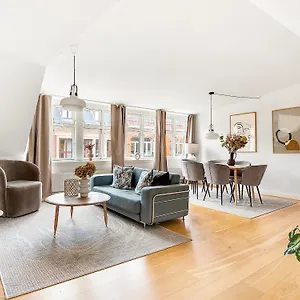 Sanders Leaves - Precious Two-bedroom Penthouse In Downtown Copenhagen